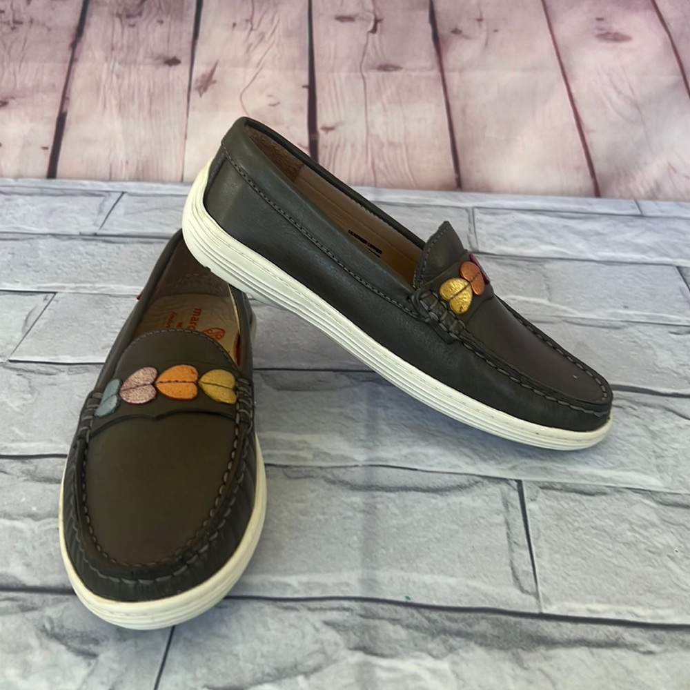 Marc Joseph New York UNISEX leather slip on loafers size 1 heart detail